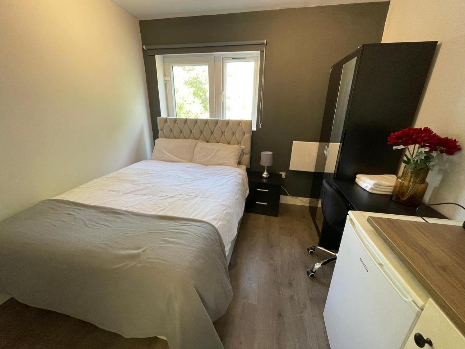 Letzi Premium Cozy Retreat Private En-Suite Rooms, Wembley ลอนดอน ภายนอก รูปภาพ