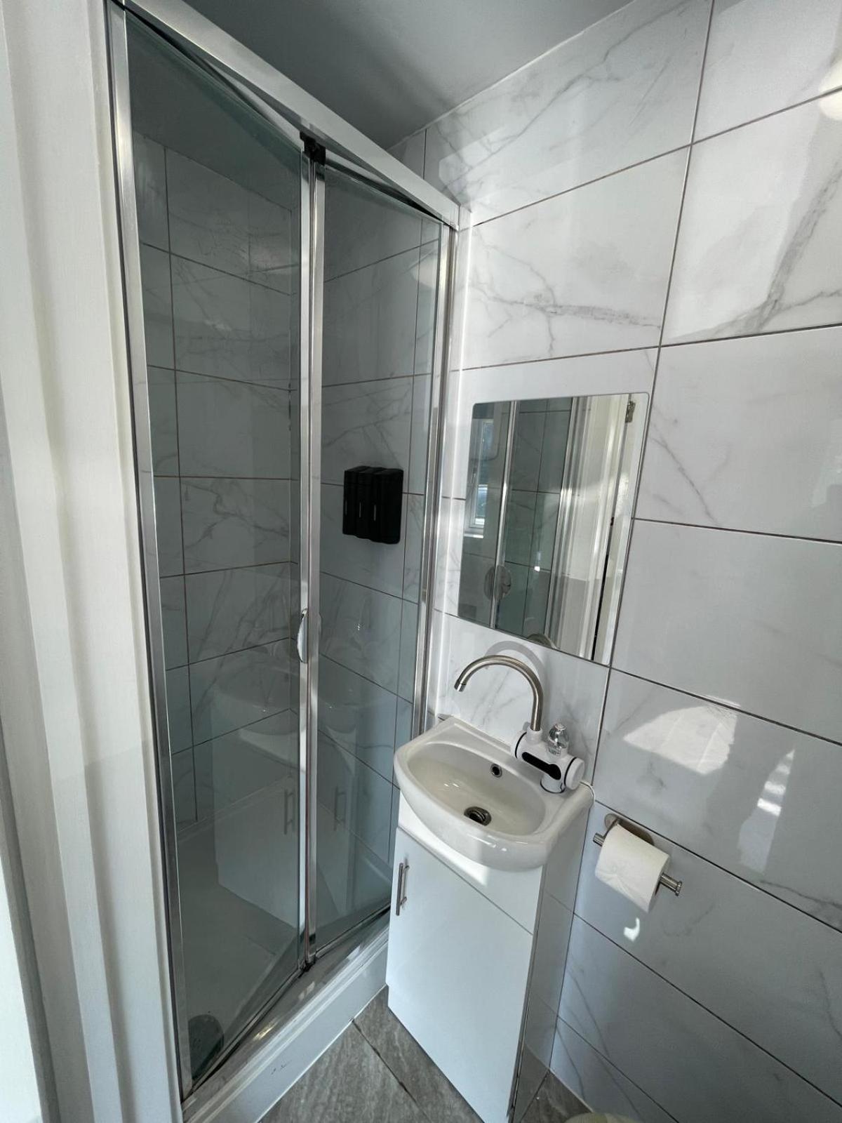 Letzi Premium Cozy Retreat Private En-Suite Rooms, Wembley ลอนดอน ภายนอก รูปภาพ